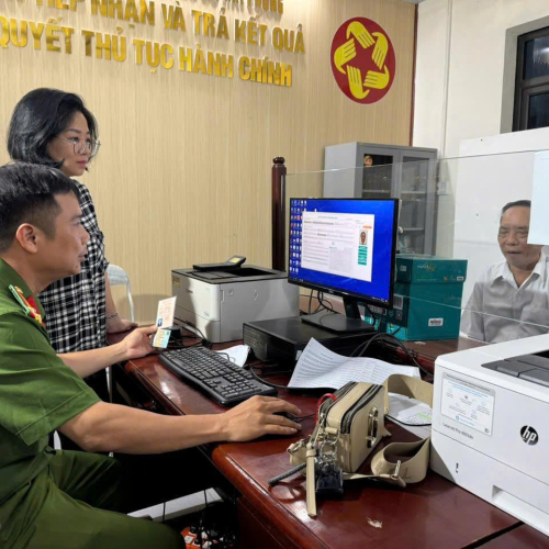 Đảng Bộ Phường Tân Hưng Phấn Đấu Hoàn Thành Việc Đổi Thẻ Đảng Viên Trên Nền Tảng Cơ Sở Dữ Liệu Quốc Gia Về Dân Cư Trước Ngày 2/9/2025